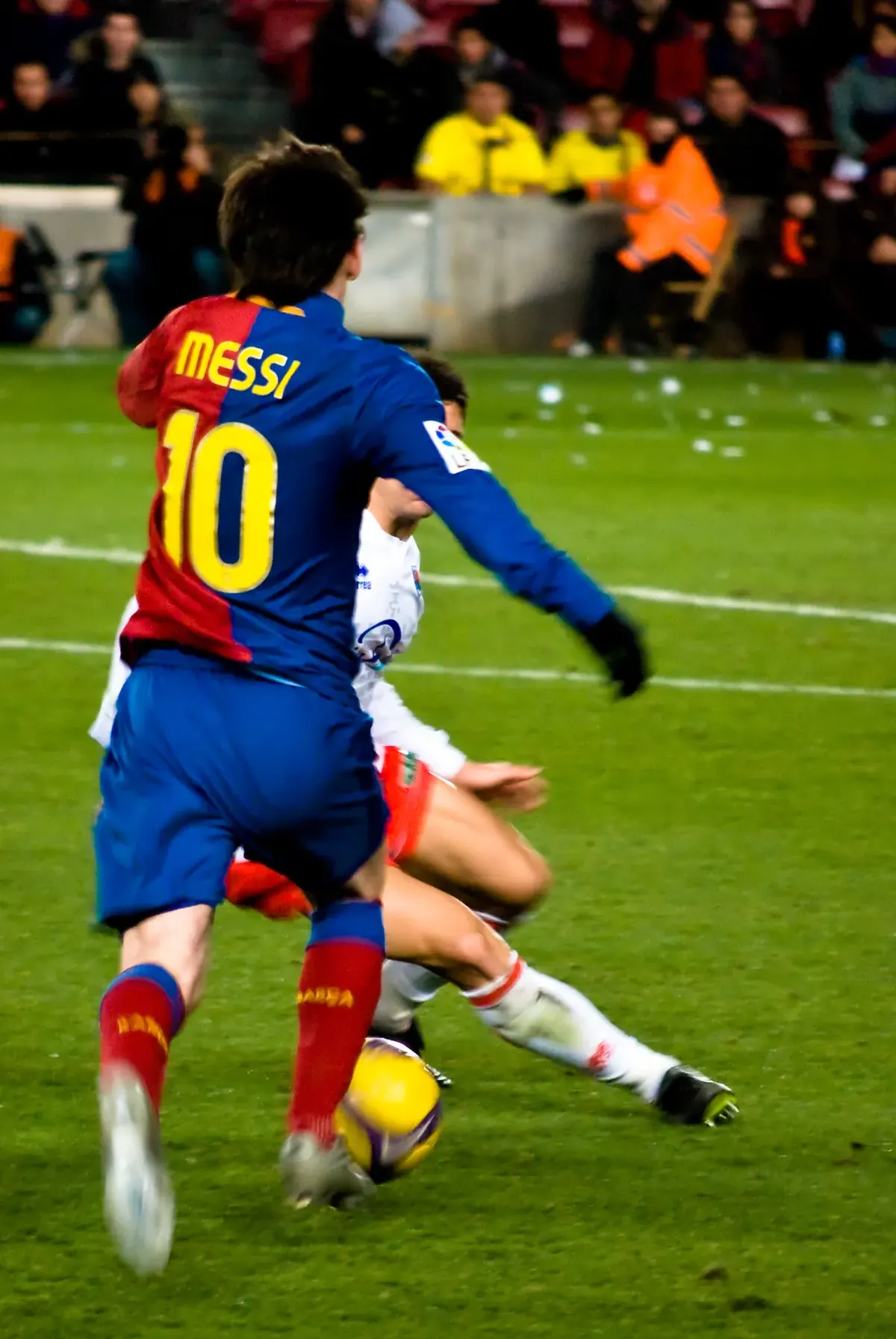 Messi con il numero 10 del Barcellona supera un difensore