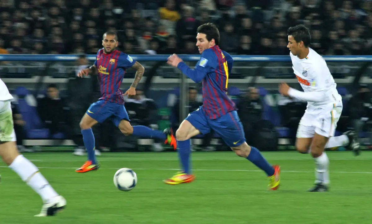 Messi in corsa con il pallone nella finale del Mondiale per club
