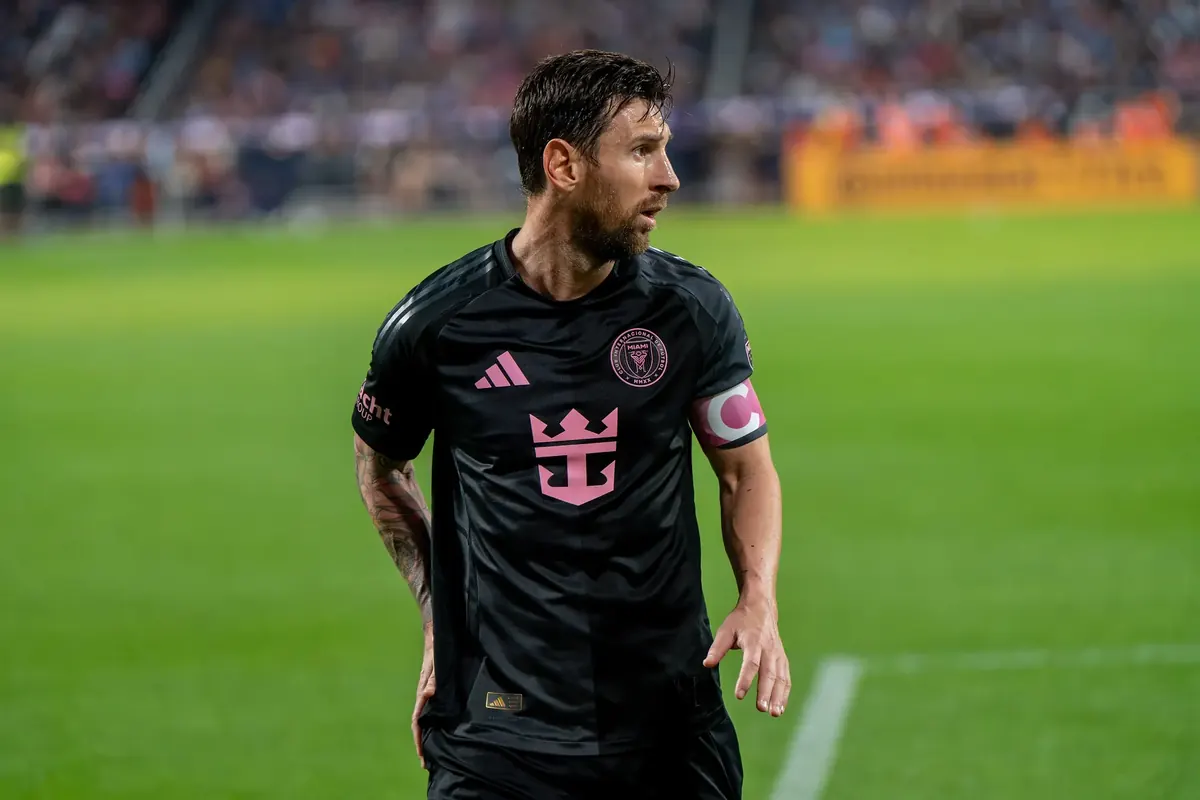 Messi con la maglia nera dell'Inter Miami e la fascia da capitano