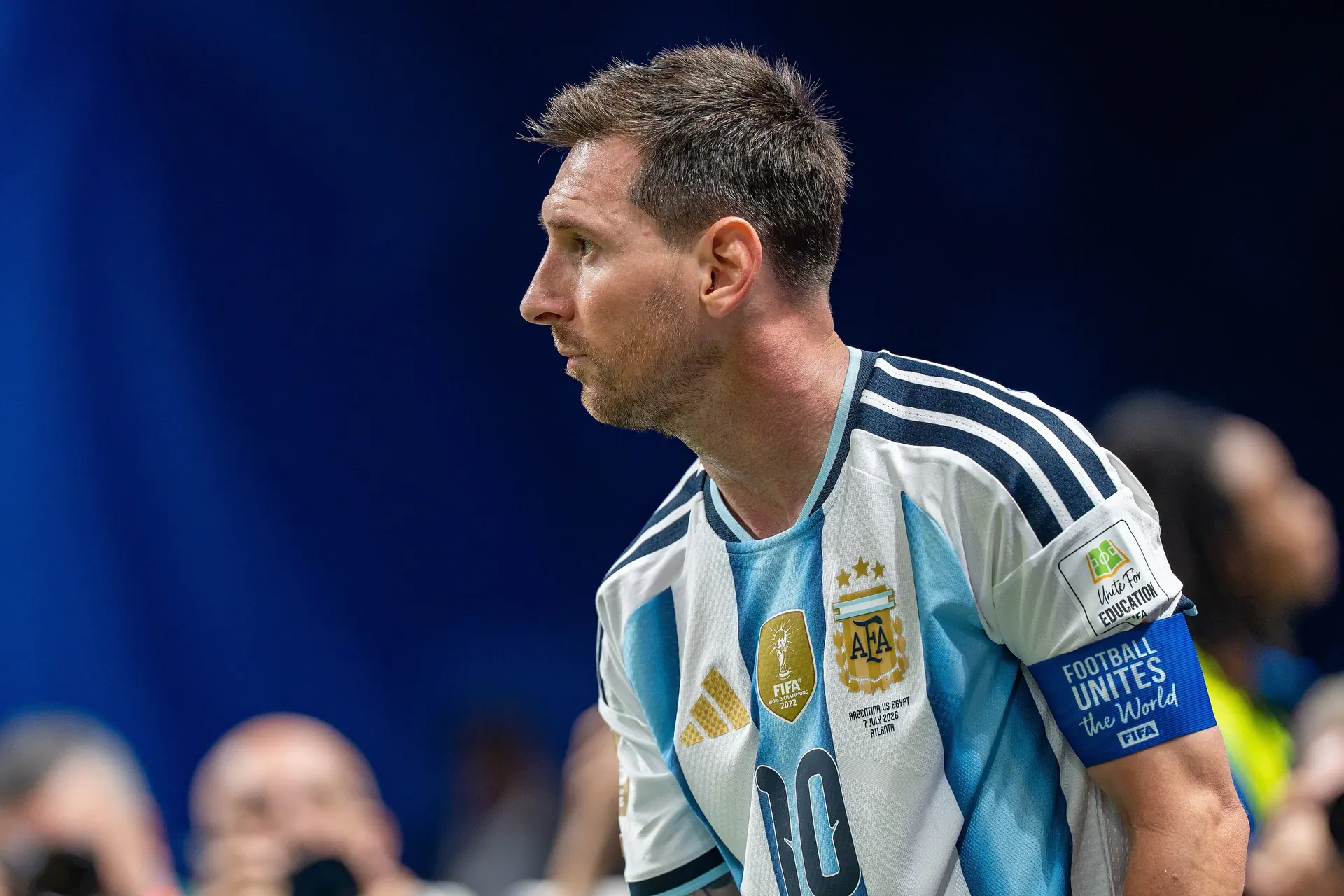 Lionel Messi di profilo con la maglia dell'Argentina e la fascia da capitano, Mondiale 2026