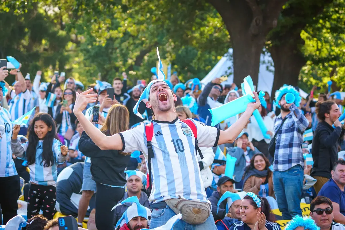 Tifosi argentini festeggiano un gol a Buenos Aires nel 2022